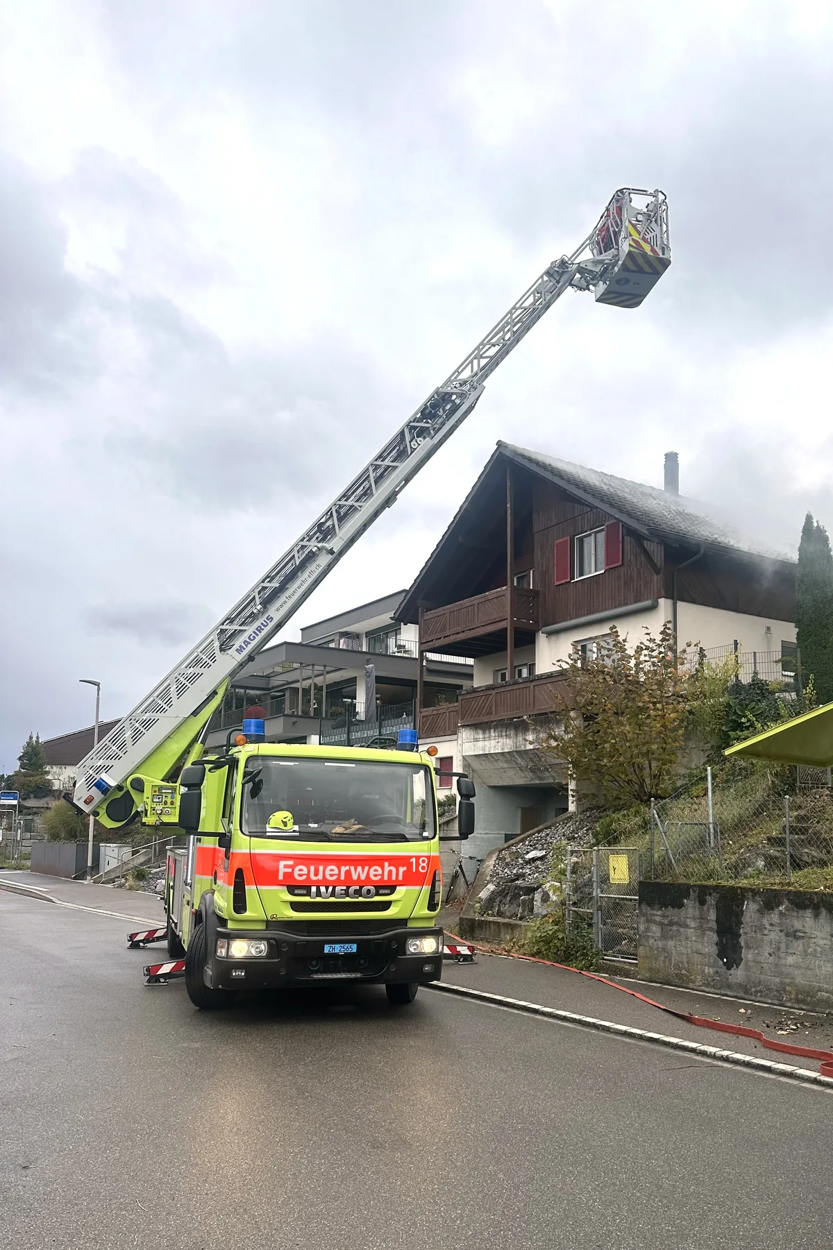 Lose Ziegel gab es dabei auch im Steinacherquartier. Eine Autodrehleiter steht an einem Strassenrand.